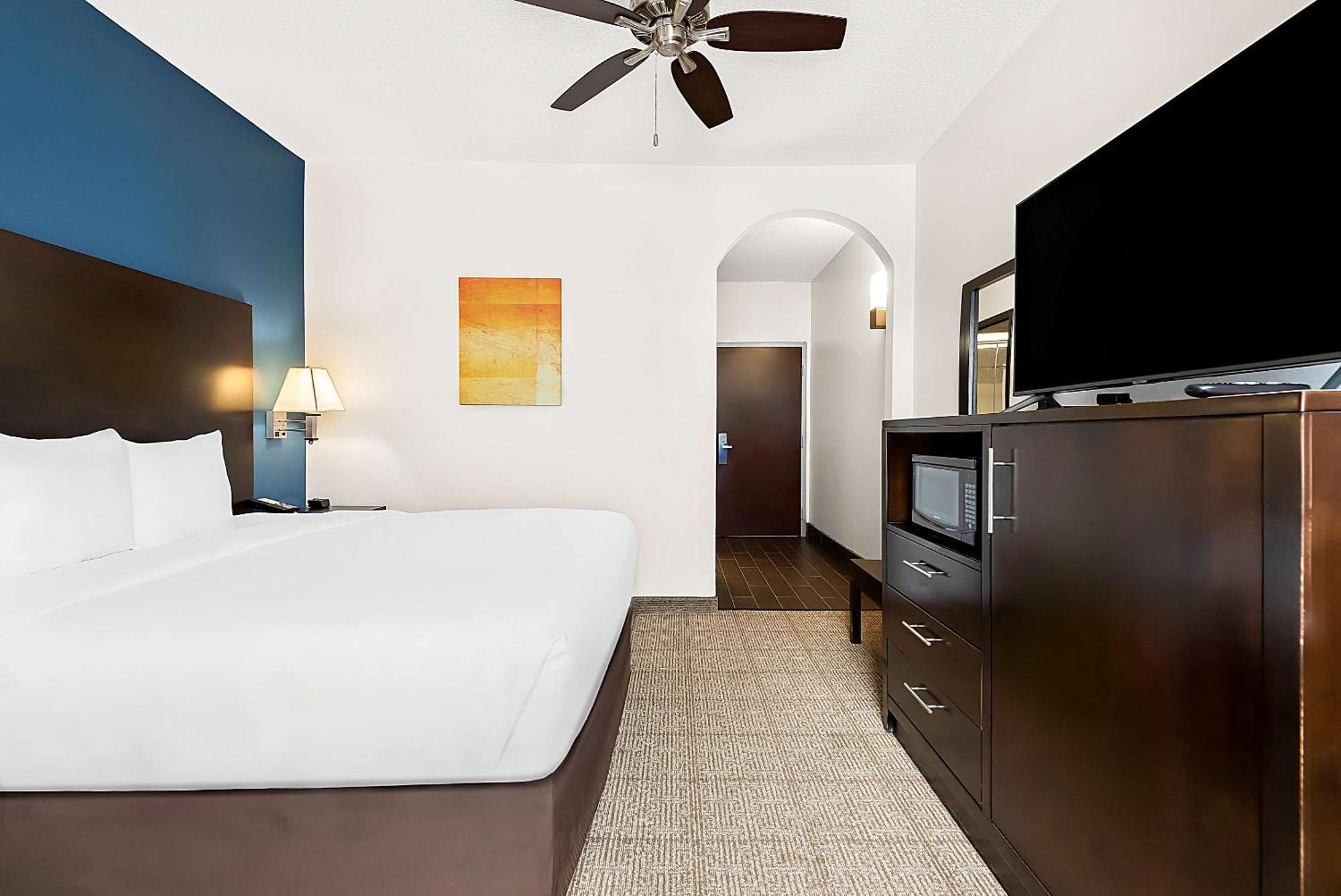 Comfort Suites New Orleans East Exterior photo