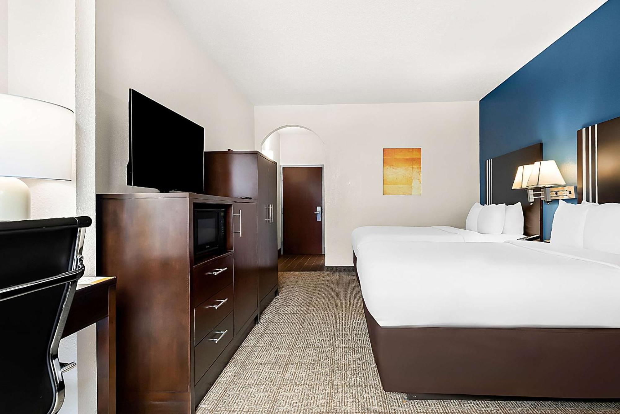 Comfort Suites New Orleans East Exterior photo
