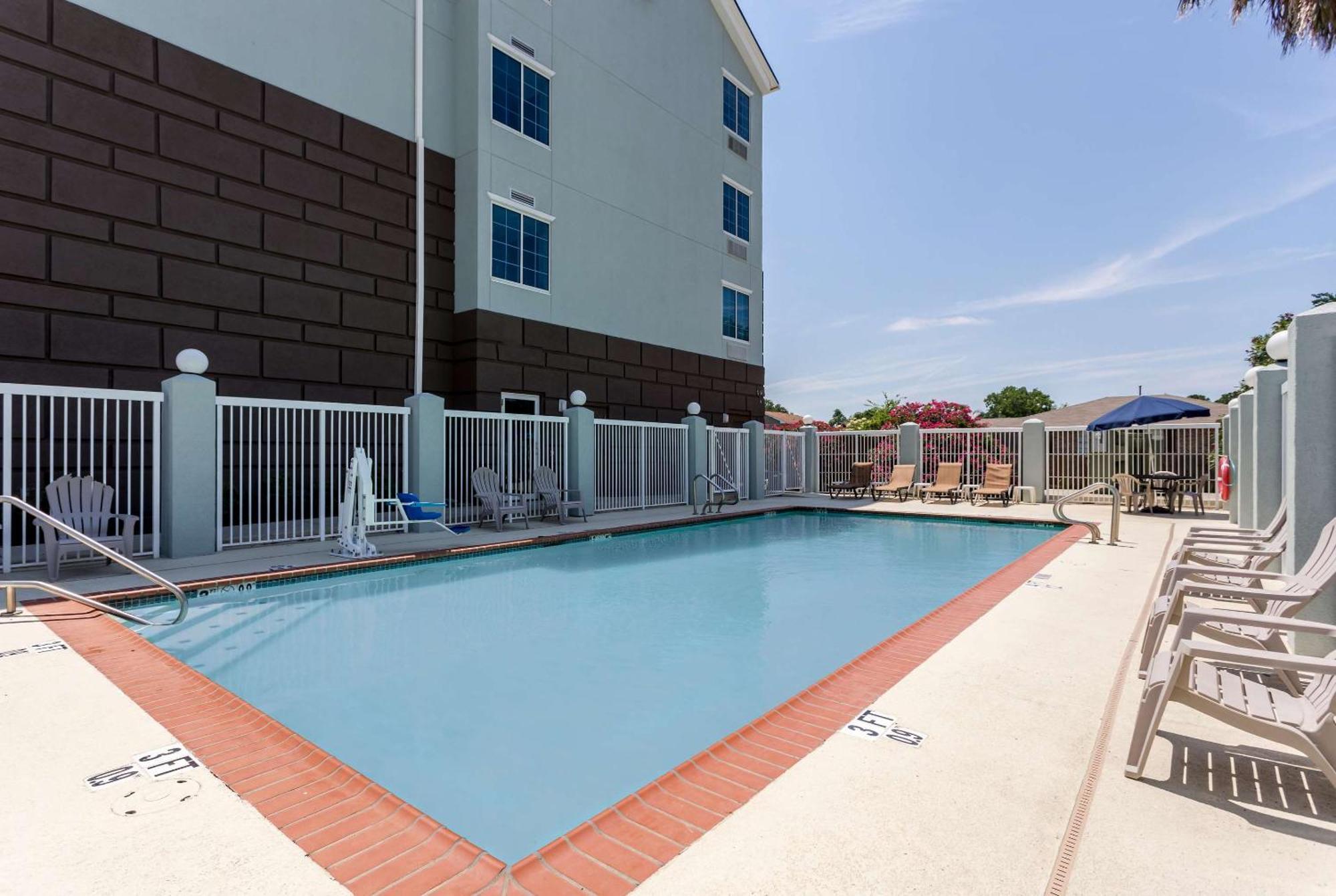 Comfort Suites New Orleans East Exterior photo