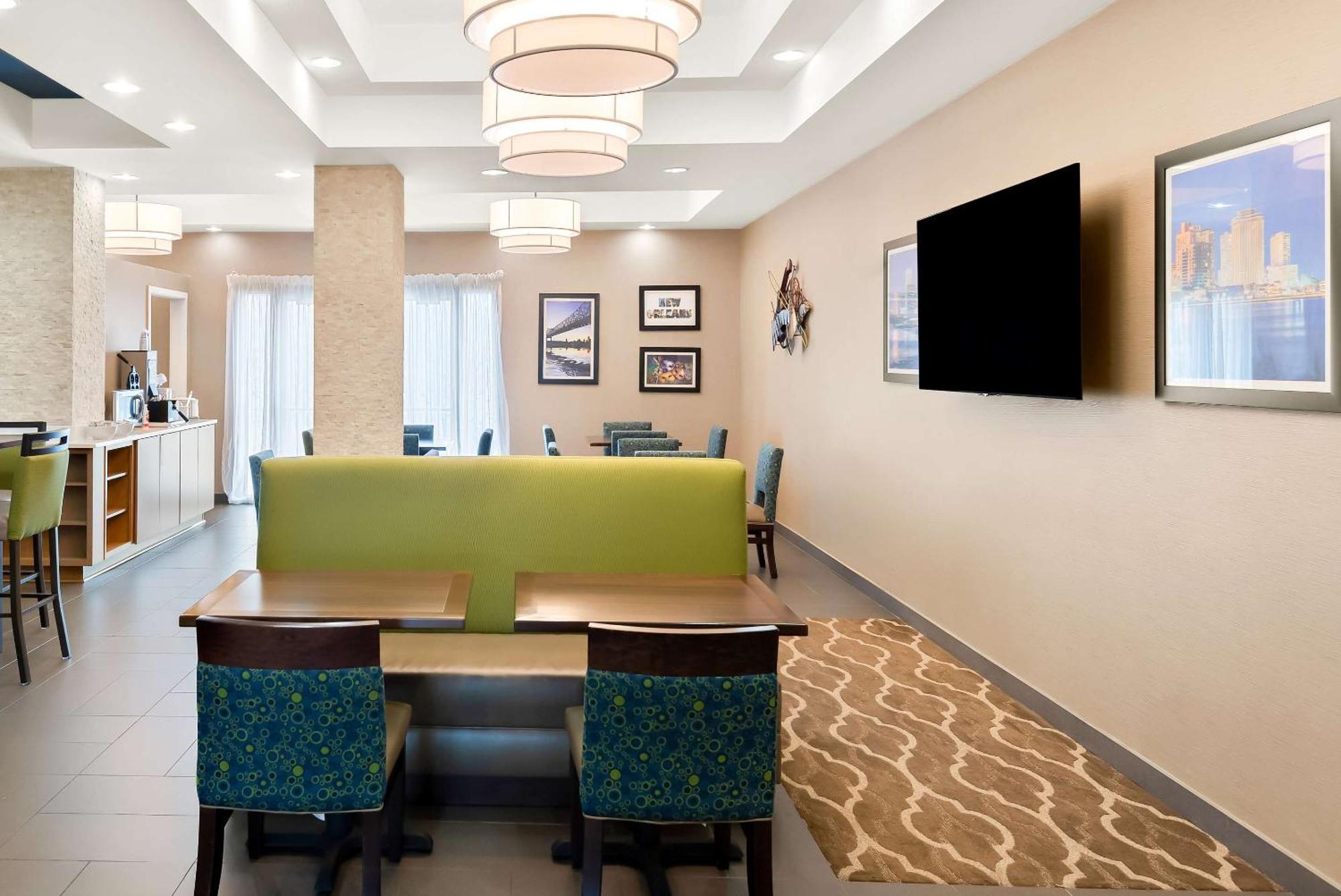 Comfort Suites New Orleans East Exterior photo