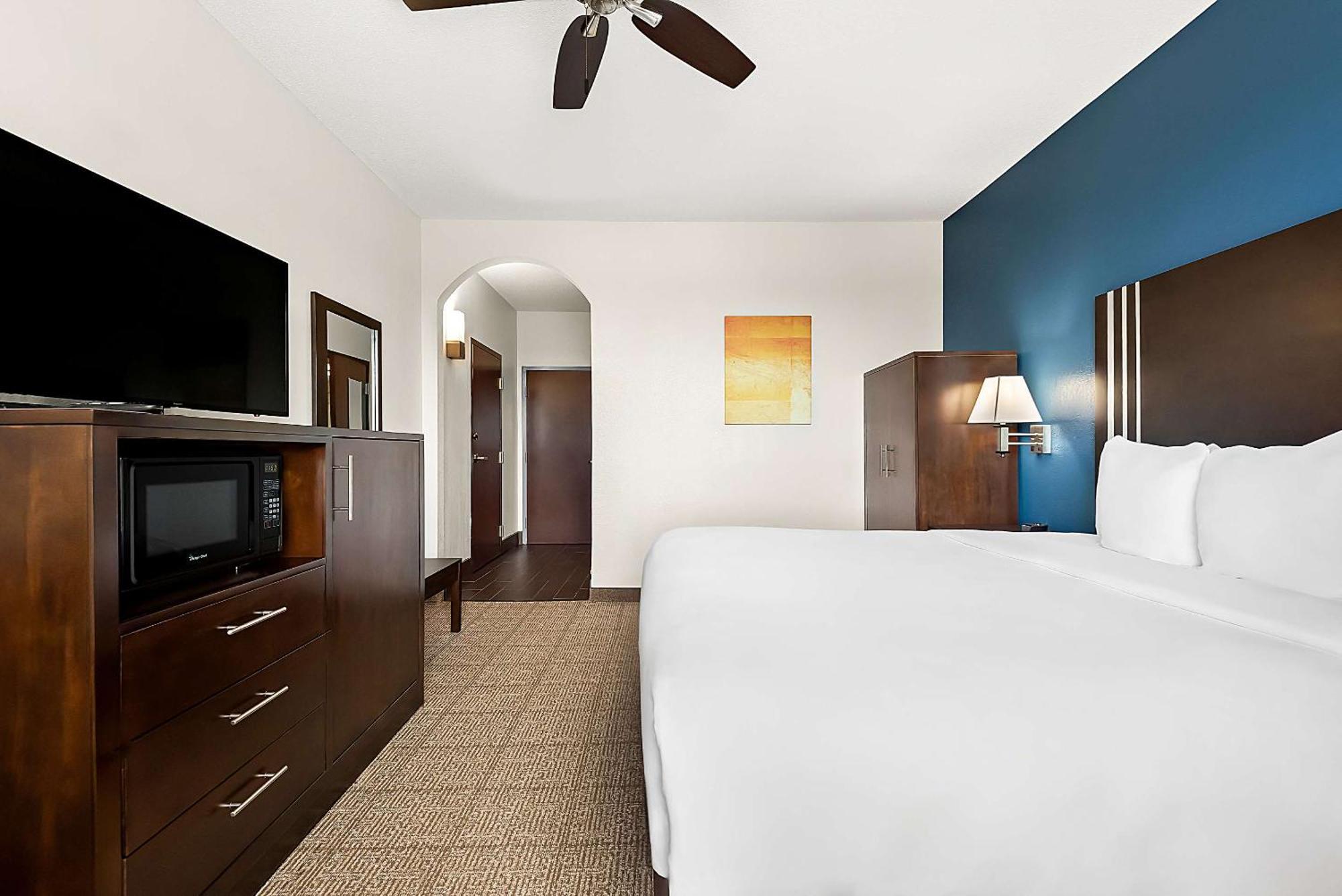 Comfort Suites New Orleans East Exterior photo