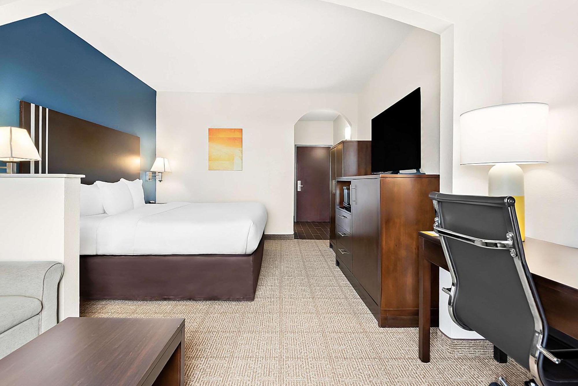 Comfort Suites New Orleans East Exterior photo