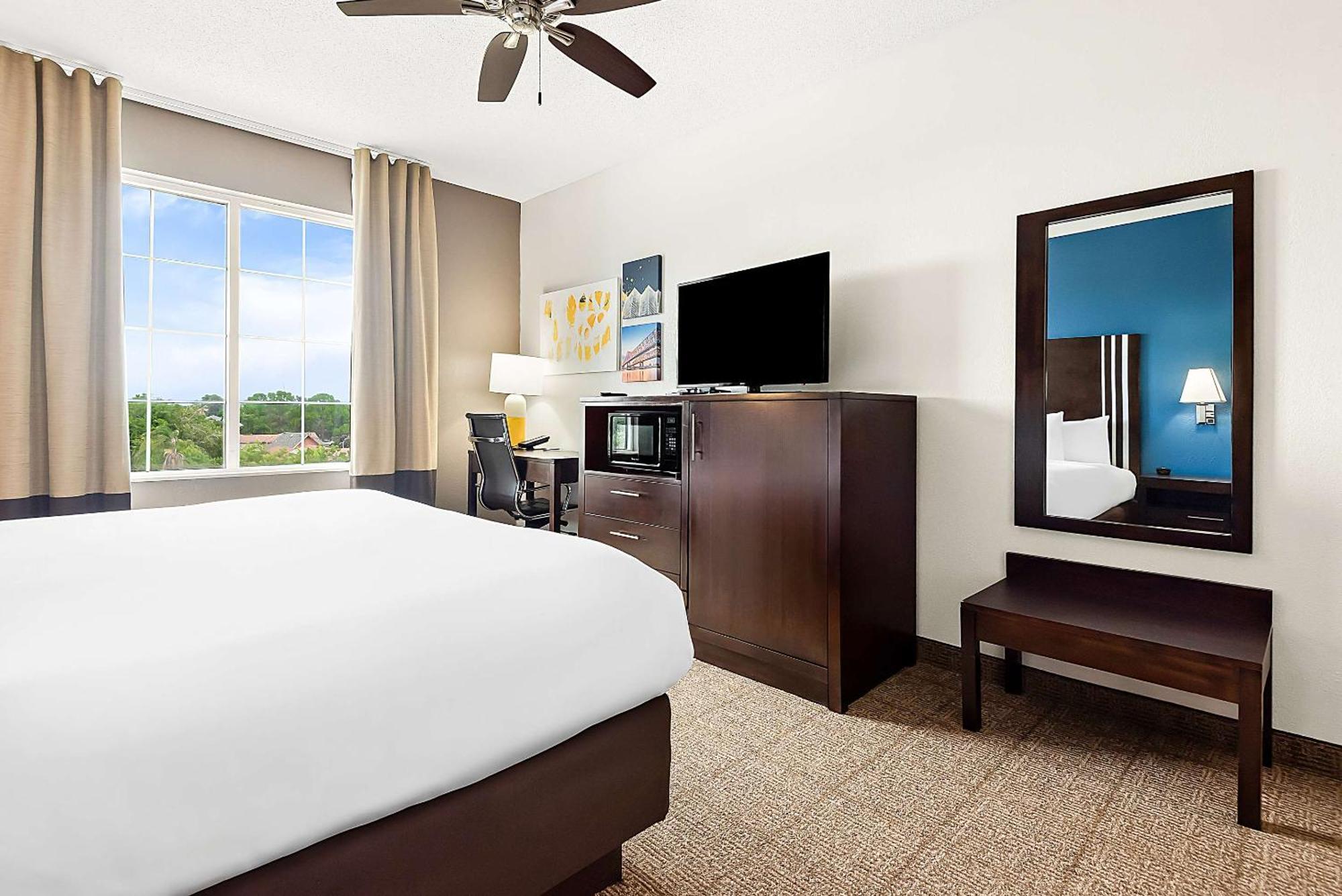 Comfort Suites New Orleans East Exterior photo